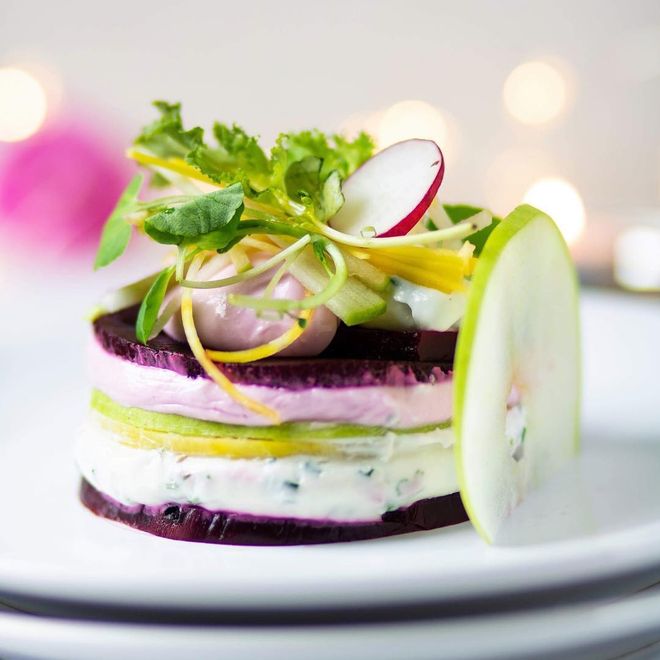 Красиво и вкусно: 10 рецептов слоеных салатов к Новому году - фото 2