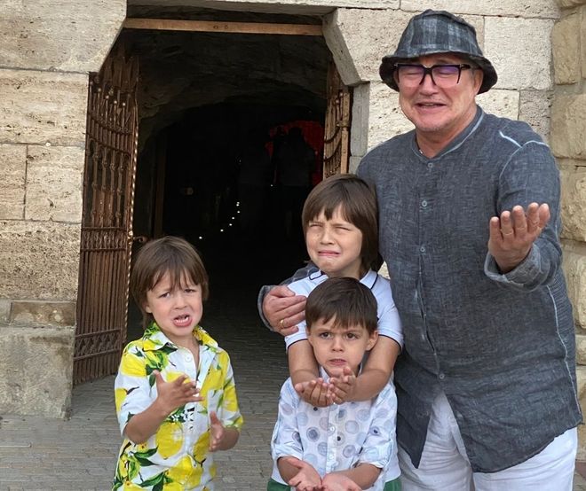 «Надо быть интереснее айпада»: Дмитрий Дибров рассказал о домашнем обучении своих сыновей