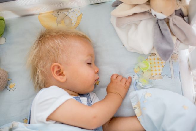 Не спешите к неврологу: 8 естественных причин беспокойного сна у ребенка