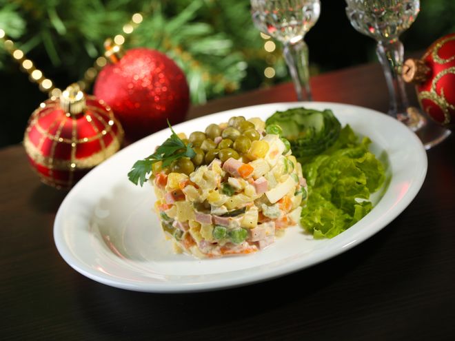 Готовимся к Новому году: 50 рецептов салата «Оливье»