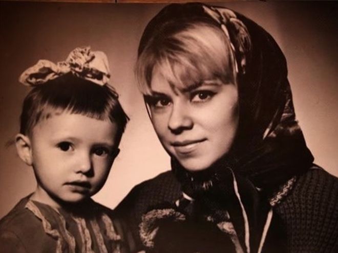 Елена Воробей в детстве с мамой