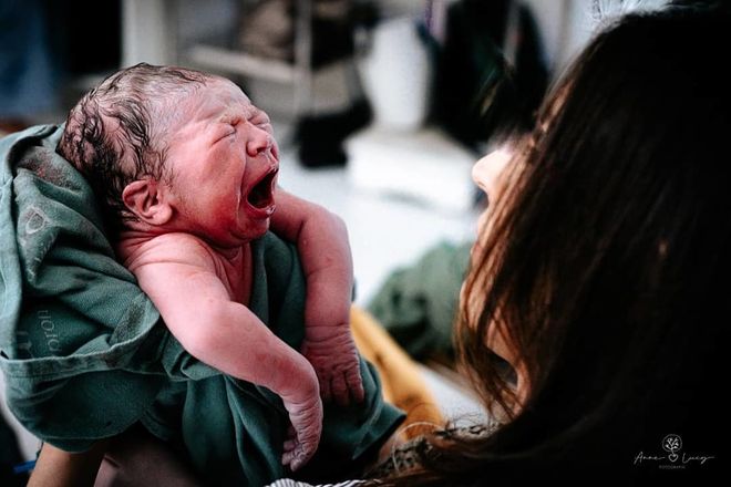 Честнее не бывает: 30 реальных фото с родов, на которых мамы впервые увидели своих детей