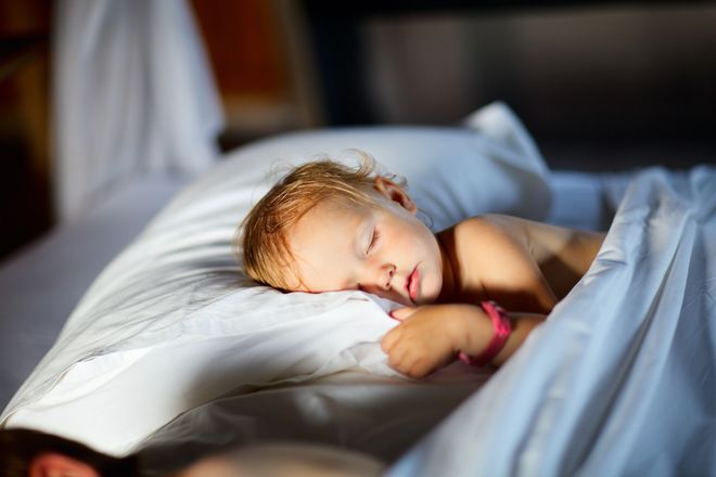 Как быть, если у малыша короткий дневной сон? Решение эксперта