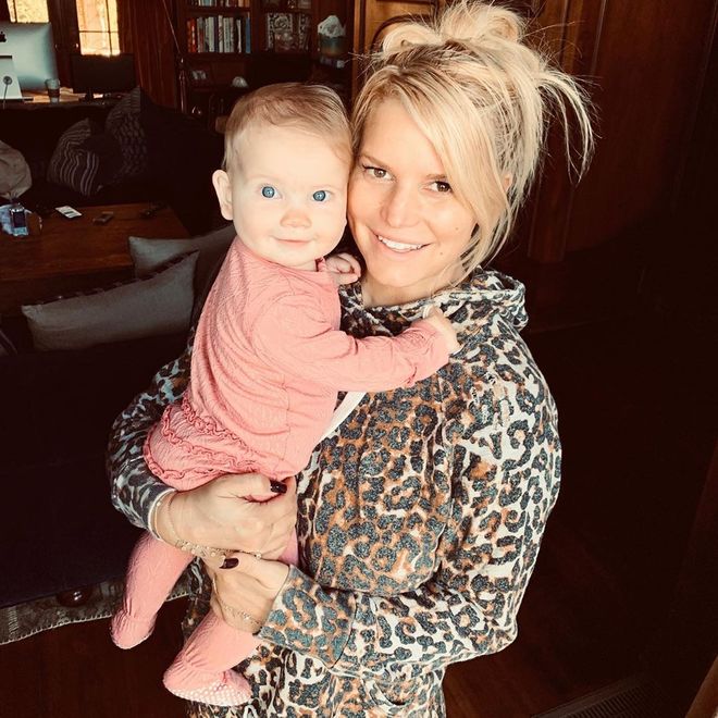 Леопардовые шарики и ромашки: Джессика Симпсон показала праздничный портрет дочки с ее первого дня рождения