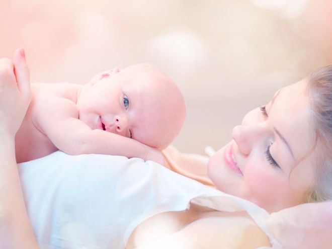 Важность телесного контакта с родителями для новорожденного