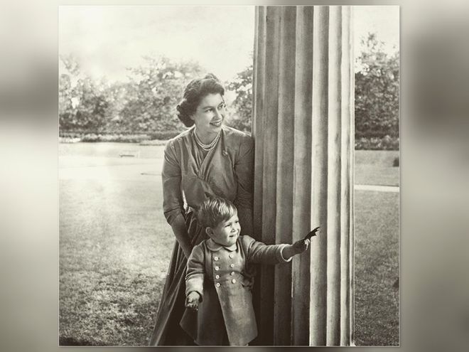 Принц Чарльз в детстве с королевой Елизаветой II