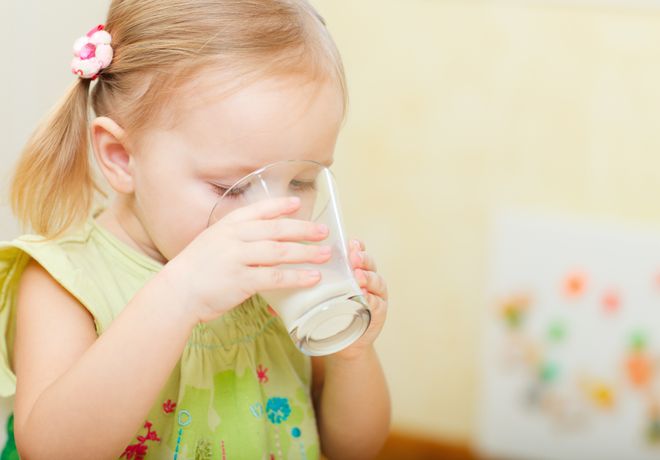 Эксперты: молоко ряда производителей с маркировкой «детское» вредно для ребенка