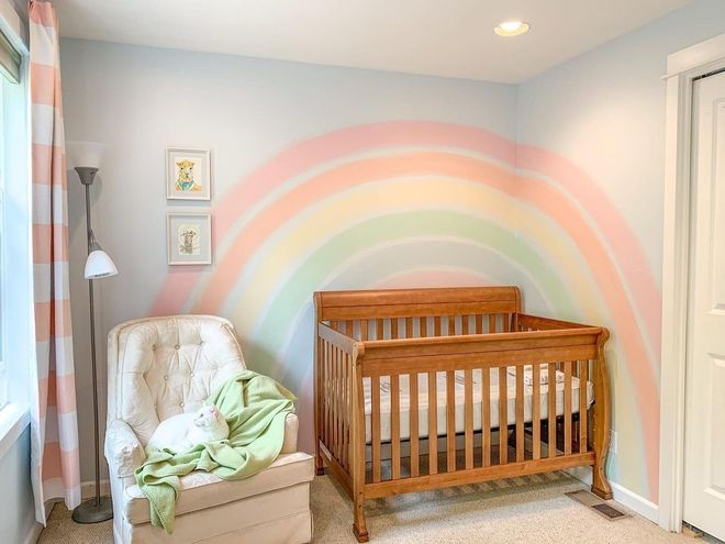 Яркий дизайн: как гармонично добавить все цвета радуги в детскую комнату
