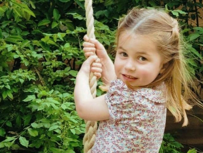 Папина помощница: Кенсингтонский дворец опубликовал особые портреты в честь 5-летия принцессы Шарлотты