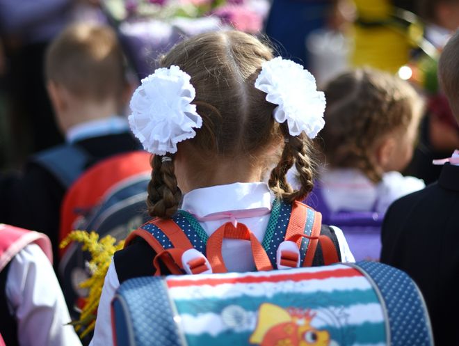 Необычное 1 сентября: как пройдут школьные линейки в разных регионах России и будет ли учеба дистанционной