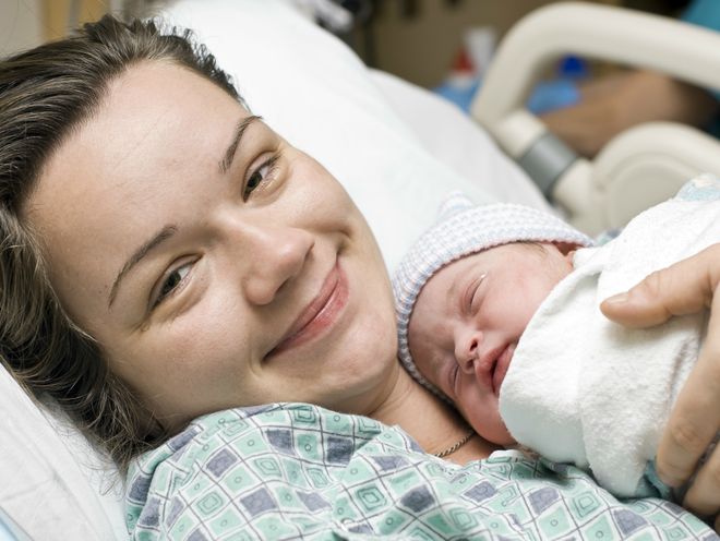 Первые объятия: как встречают новорожденного мамы, папы и младшие дети