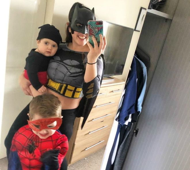 Семья в костюмах супергероев