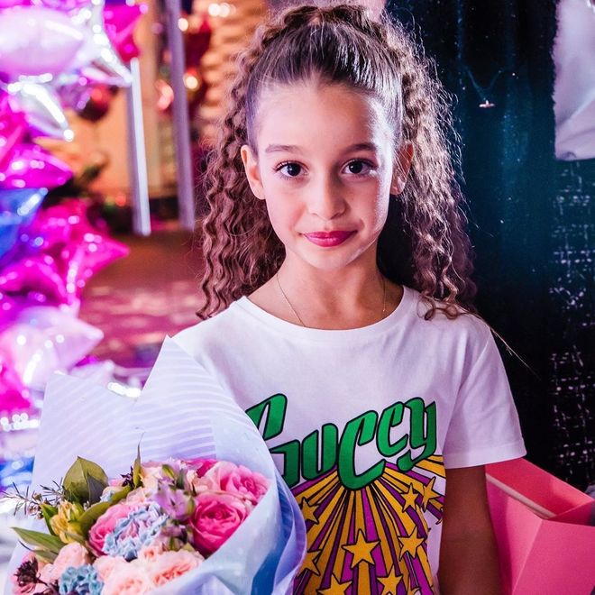 В розовом цвете: Ксения Бородина подарила дочке на 11-летие туалетный столик голливудской звезды