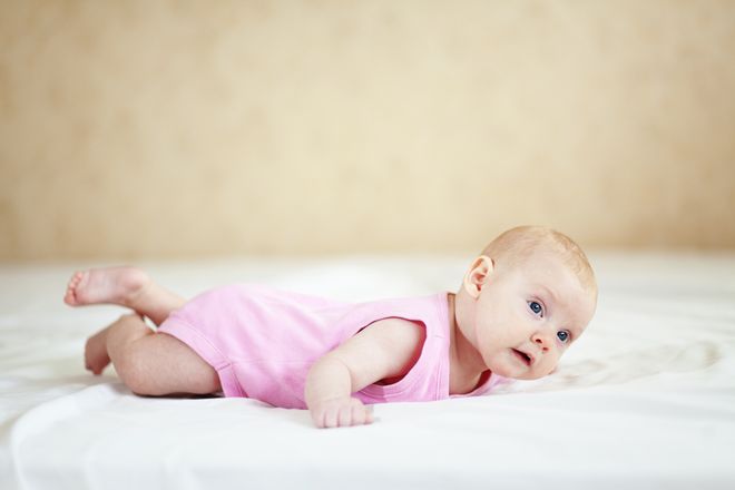 Как выкладывать младенца на животик без капризов: 5 способов