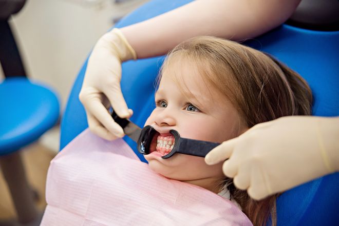 Зачем лечить молочные зубы? И что будет, если не лечить?