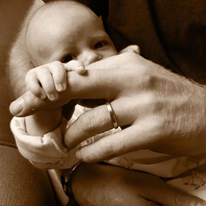 Малыш Арчи на руках у принца Гарри /   Instagram ​​​​ @sussexroyal