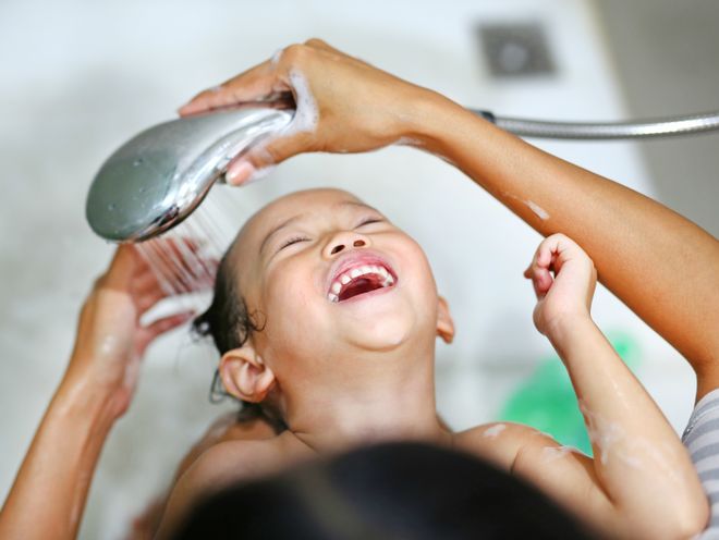 Совет дня: помогите ребенку избавиться от страха мыть голову с помощью волшебных приемов