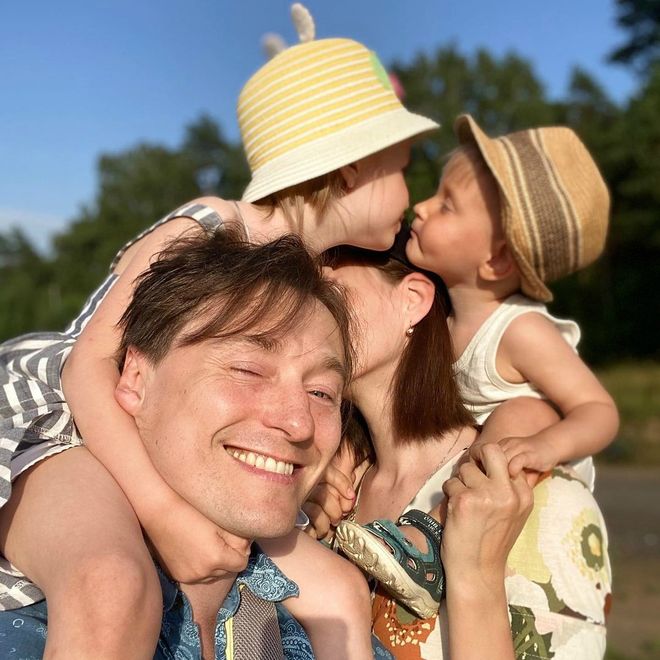 Вечерние обнимашки: Сергей Безруков поделился снимком с сыном и дочкой, эмоции на котором зашкаливают