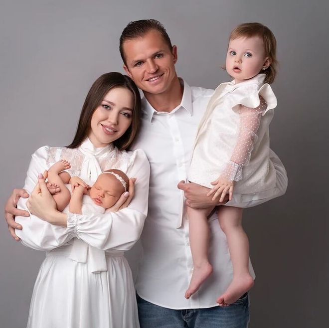 Игры в куличики: Анастасия Костенко показала домашний family look с обеими дочками