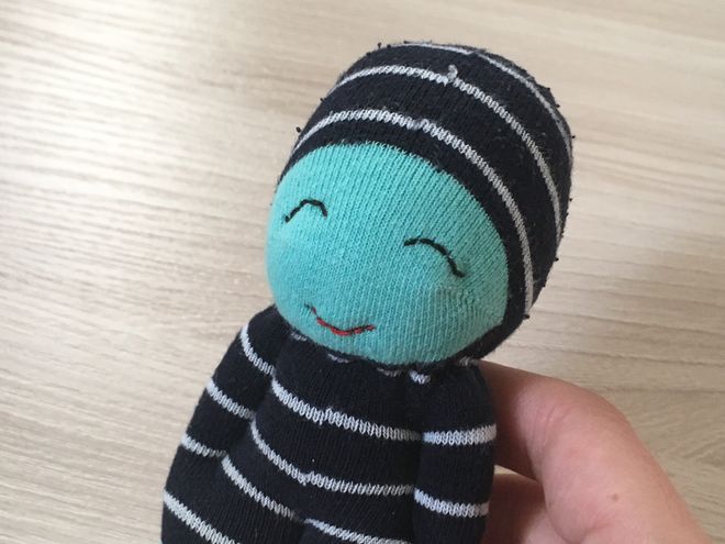 Чтобы ребенок не грустил в детском саду: игрушка-монстрик из носка