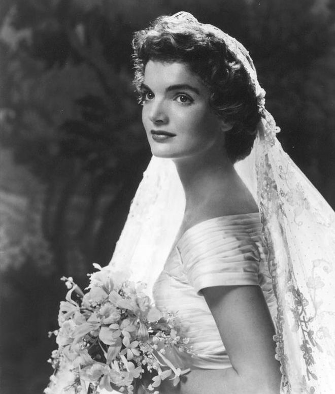 67 лет назад: каким был свадебный букет одной из самых роскошных невест в истории – Жаклин Кеннеди