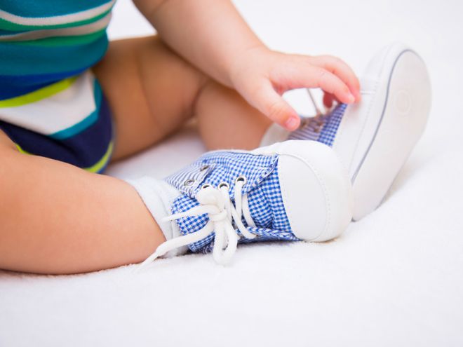 Какую обувь выбрать для первых шагов ребенка? Поясняет ортопед