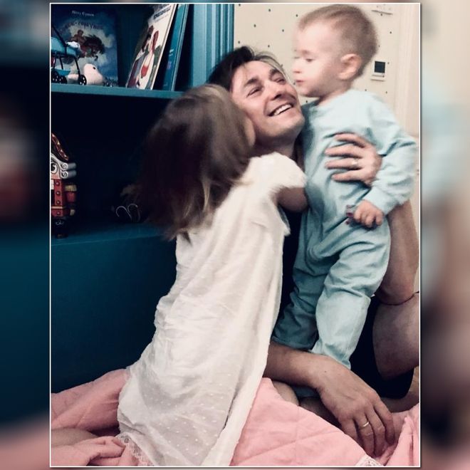 Вечерние обнимашки: Сергей Безруков поделился снимком с сыном и дочкой, эмоции на котором зашкаливают