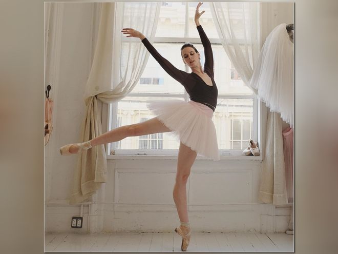 Секреты балерин: 5 упражнений для стройных ножек, которые легко делать в домашних условиях