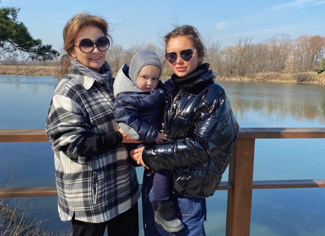 Стефания Маликова с сыном и братом