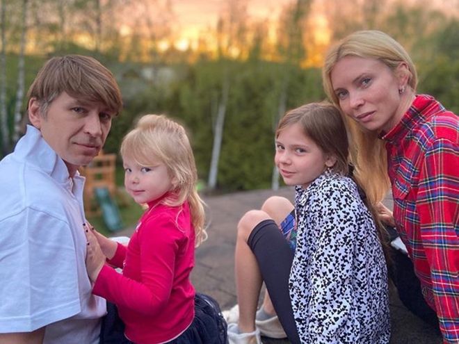 Алексей Ягудин и Татьяна Тотьмянина с дочками 