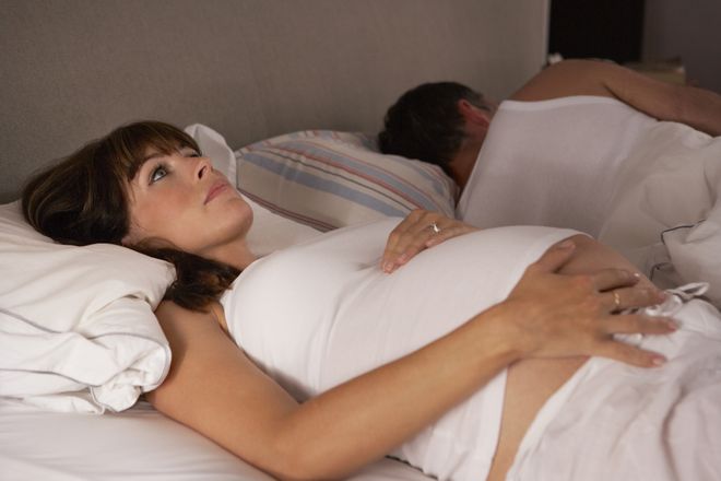 Повернись: акушер пояснил, на каком боку нужно спать во время беременности