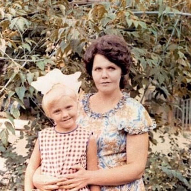 Певица Валерия в детстве с мамой