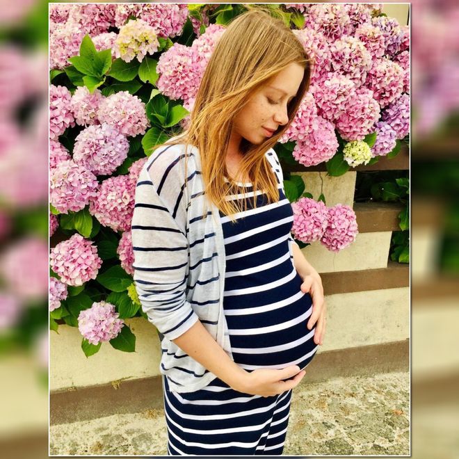 За месяц до родов: Юлия Савичева впервые показала свои «беременные» фото