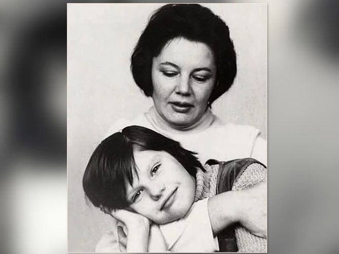 Александра Захарова в детстве с мамой