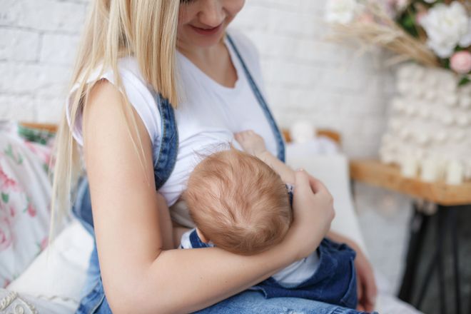 Ученые пояснили, какой компонент в грудном молоке укрепляет кишечную микрофлору младенцев
