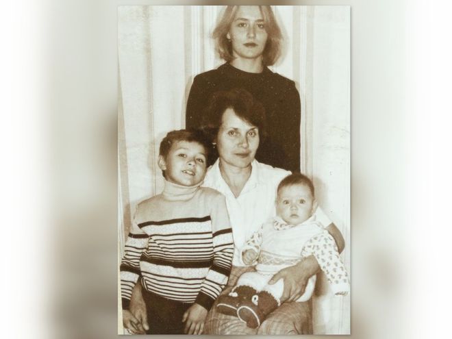 Мария Машкова в детстве с мамой и бабушкой