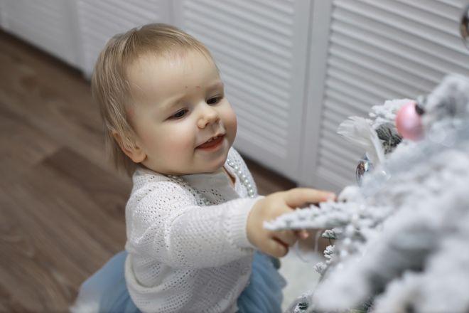 Если в доме есть маленький ребенок: мама сделала «невидимую» новогоднюю елку