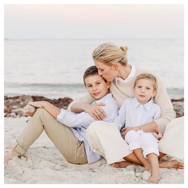 Четверо на берегу океана: супермодель Каролина Куркова порадовала поклонников редким снимком с мужем и обоими сыновьями